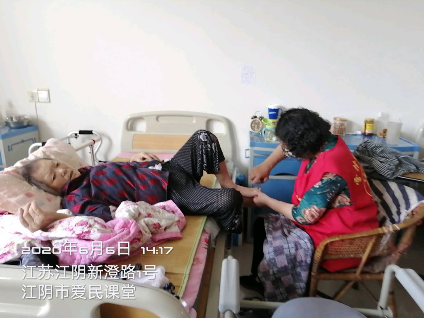 志愿者用爱温暖老人心,情暖社区老人献爱心志愿服务