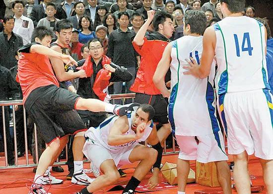 中国篮球球员最团结的一次打架,最血性的斗殴