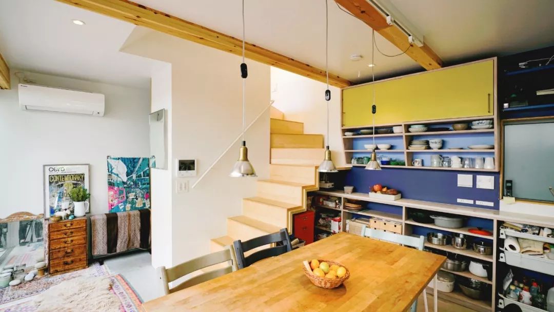 他在市中心建了一座房，38㎡住一家五口，居然没屋顶？