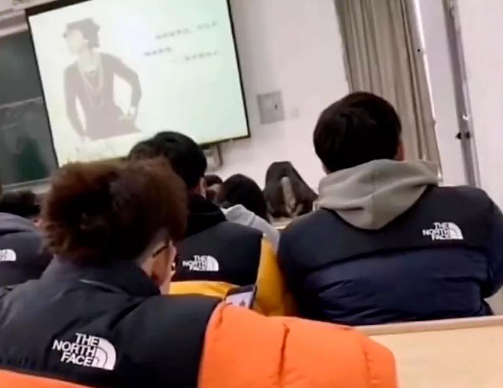 为什么大家都把北面当校服,北面是如何成为校服的