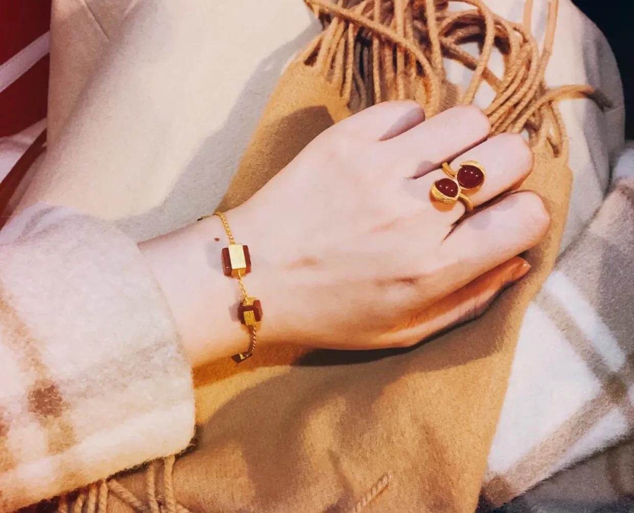 传统黄金手镯选周大福还是周生生,周生生黄金哪个款式最值得买