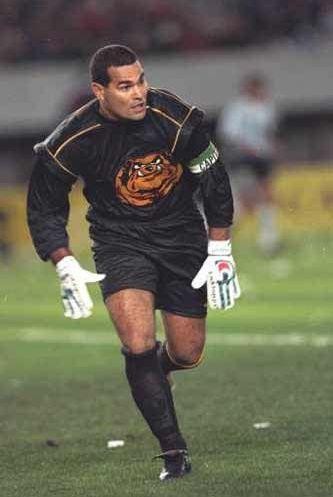 足球装备哪个版本最好看,足球纪念品装备