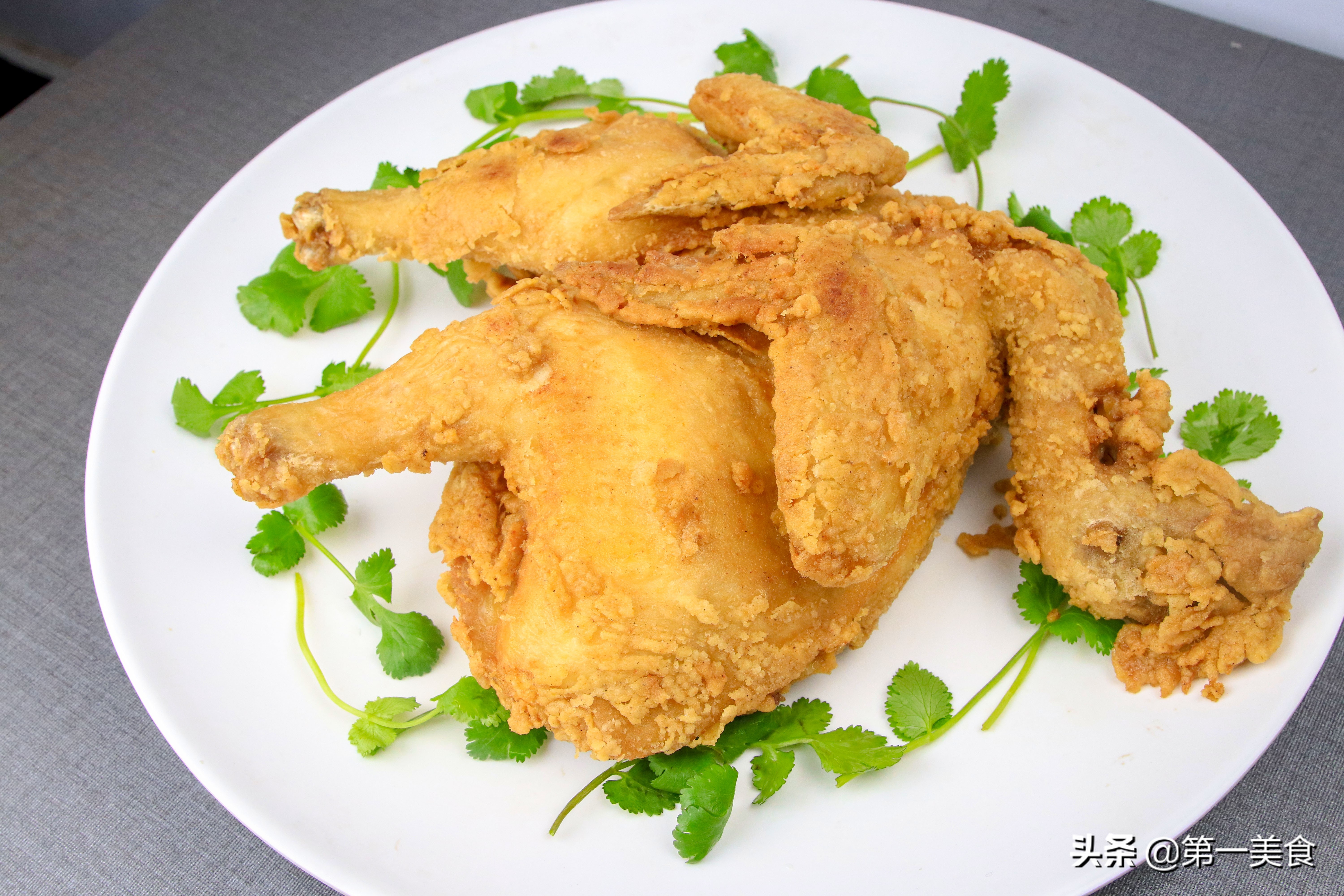 如何用嫩鸡做一个又酥又脆的炸鸡,怎样做炸鸡外酥里嫩鲜美多汁