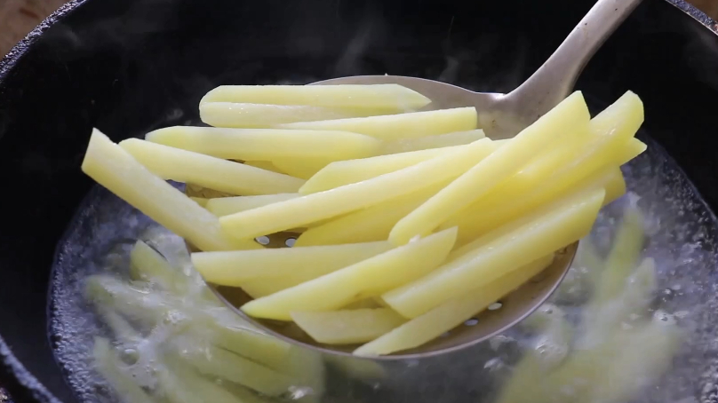 在家也能吃好吃的薯条,想吃薯条别去买了学会这种做法