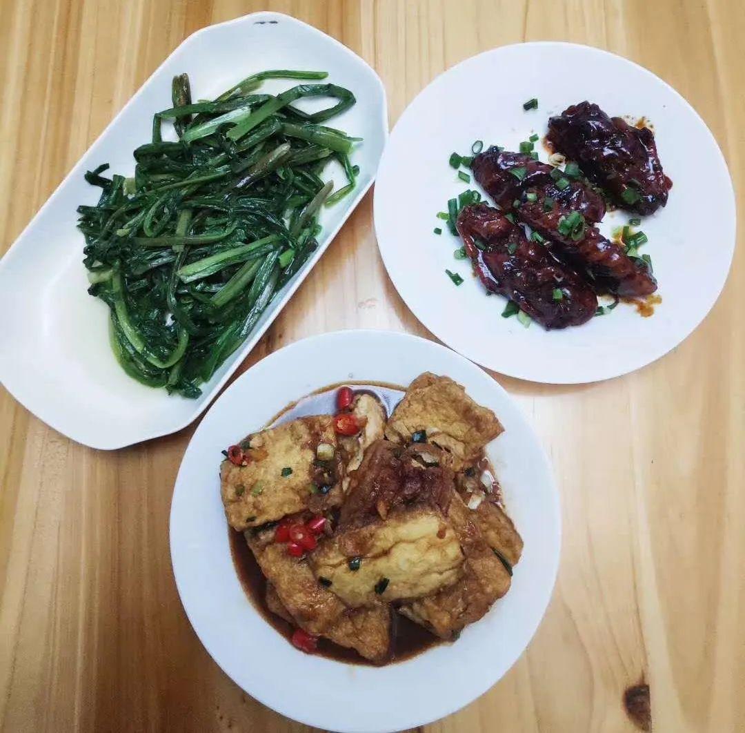 只有一张单人床的屋子,单人房两个单人床