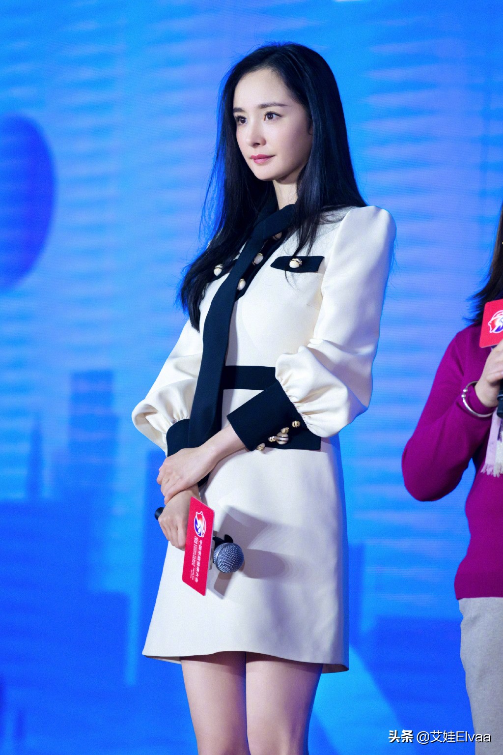 杨幂身穿一袭黑色高开叉礼服,杨幂身穿黑色短版西装红蓝格