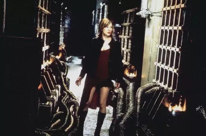 能被称“最美女战神”，可不只是她打了15年丧尸