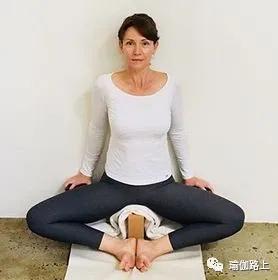 练瑜伽膝盖肿了怎么办,瑜伽束角式一侧膝盖高