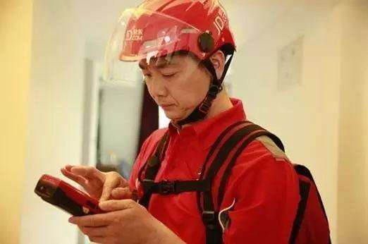 快递小哥月入4000亿,京东快递小哥3年赚200万是真的吗