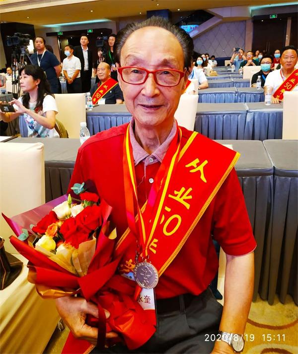 冯永奎教授荣获“四川省卫生健康从业50年荣誉”奖章