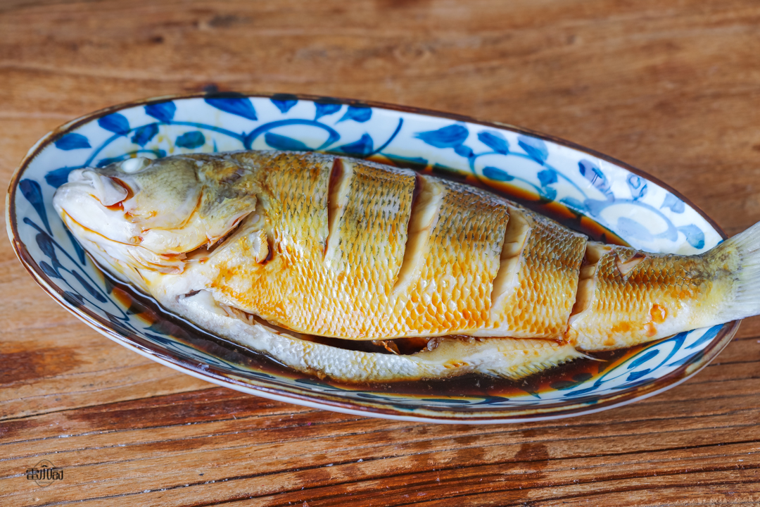 蒸鱼后先淋油还是先加蒸鱼豉油,蒸鱼时先放蒸鱼豉油还是先淋油