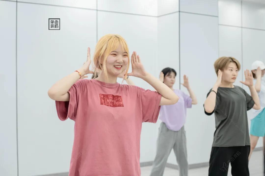 跳舞左右甩头发怎么练,跳舞甩头发慢动作教程