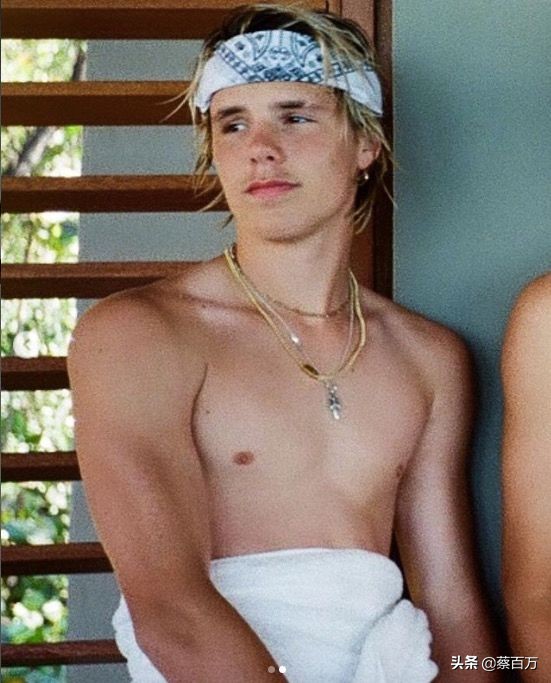 贝克汉姆晒小儿子克鲁兹工作照,克鲁兹贝克汉姆秀肌肉