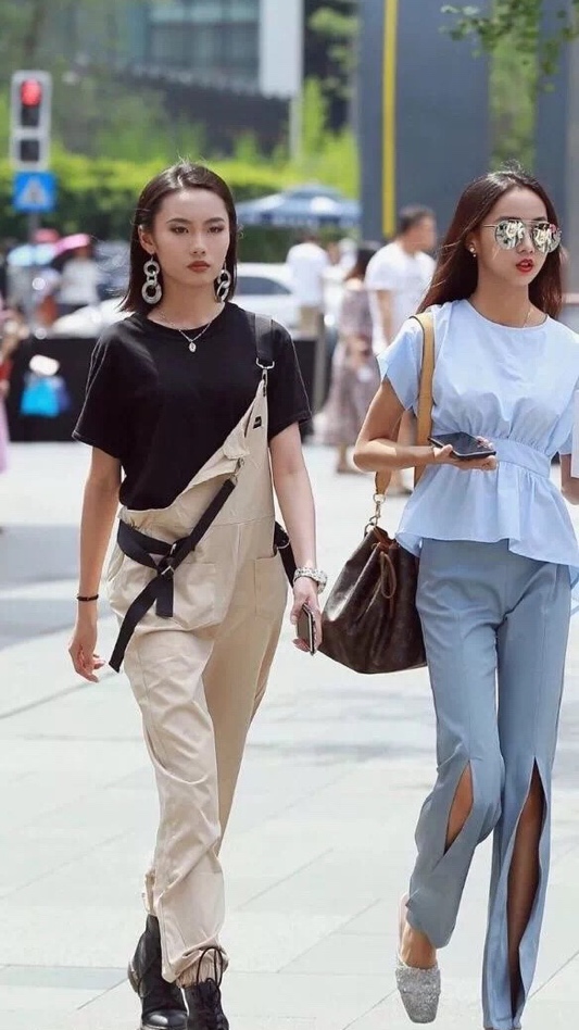 工装裤搭配宽松版t恤穿搭,今年最流行工装裤外套穿搭