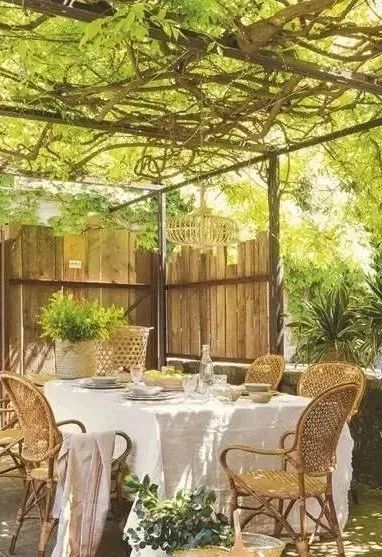 花园怎么布局才会有层次感,露台花园如何分休闲区和种花区