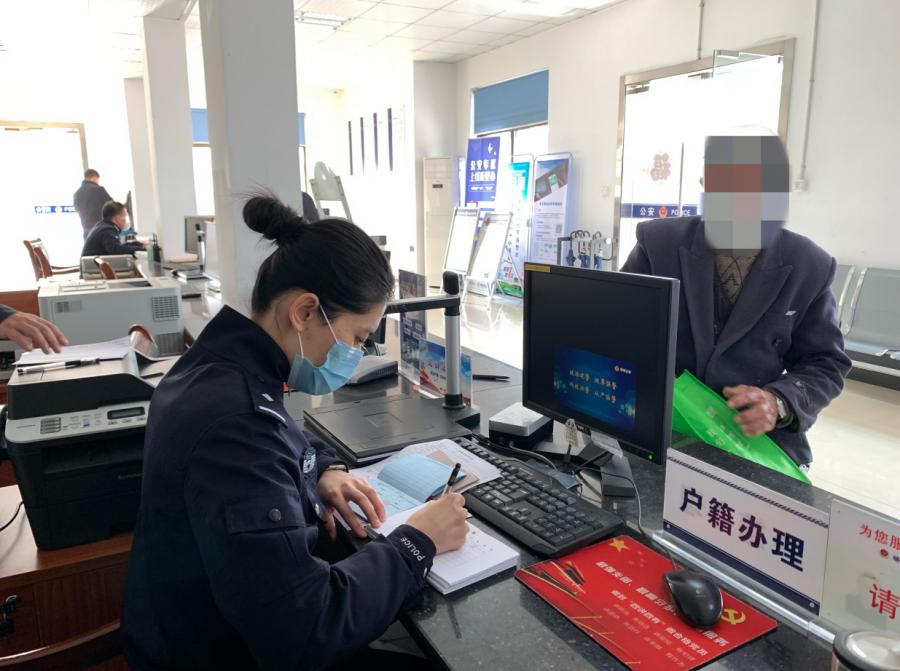 【政法时讯】当了19年“黑户”，疫情期间民警帮他“重拾身份”