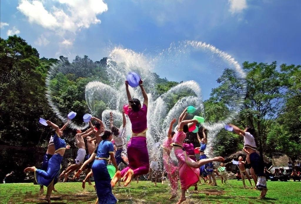 西双版纳泼水节是怎样的来历,西双版纳泼水节的由来和传说