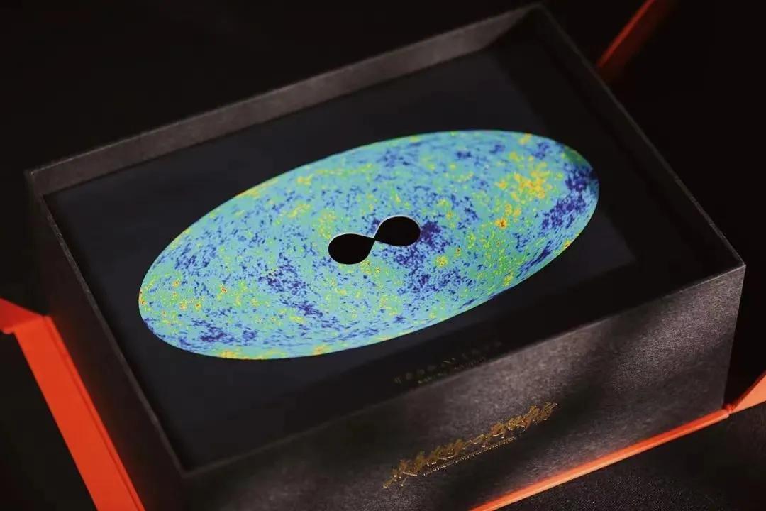 2021高校录取通知书设计！黑科技芯片、酸性镭射、星空灯…