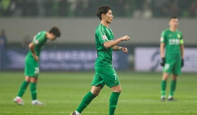 上港战国安看台上有不速之客！纸上写满比赛信息，队徽出卖了他