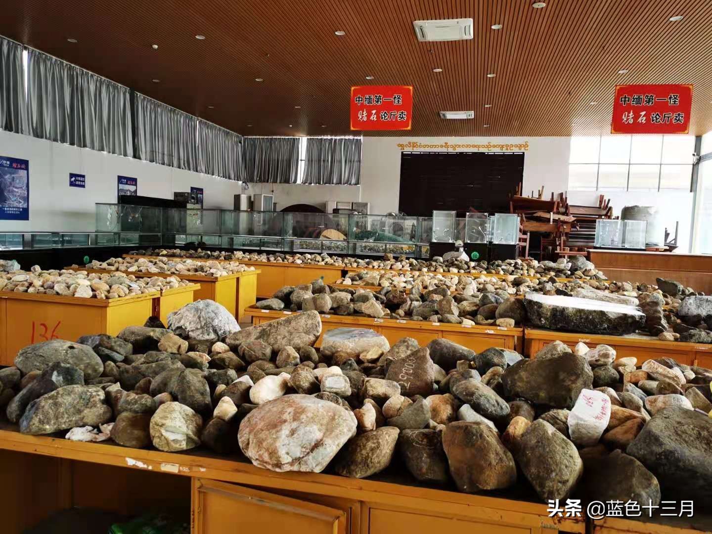 顶级翡翠黄龙玉手镯,高端品质珍珠翡翠玉手镯