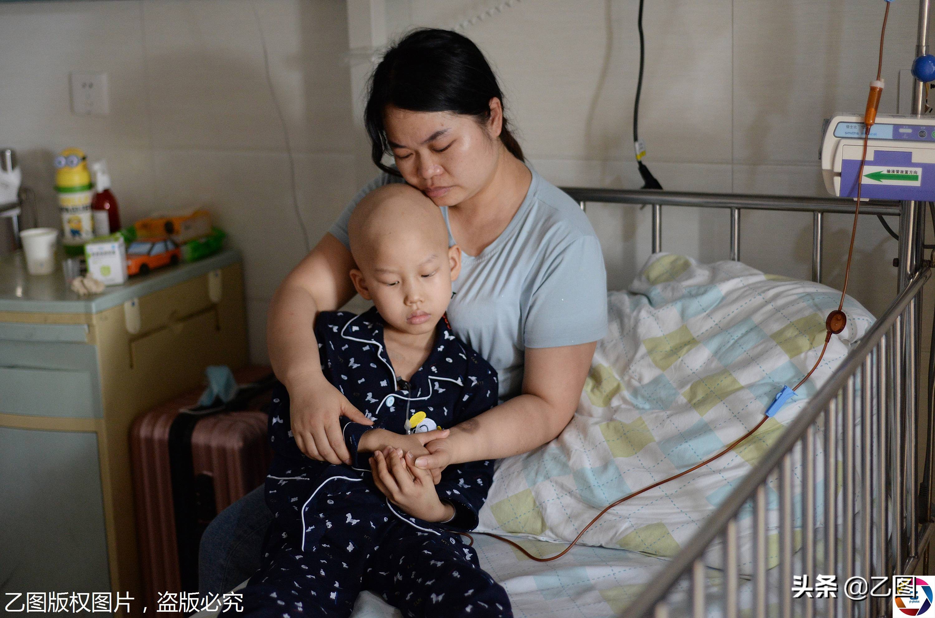 故事：长沙一男子高温下扛包爬楼，挥汗如雨，却扛不起儿子的生命