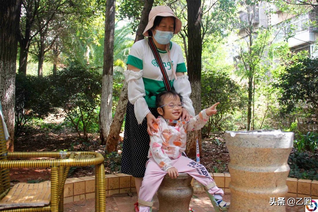 42岁残疾妈妈借钱做试管婴儿,残疾单亲母亲为女儿做手术