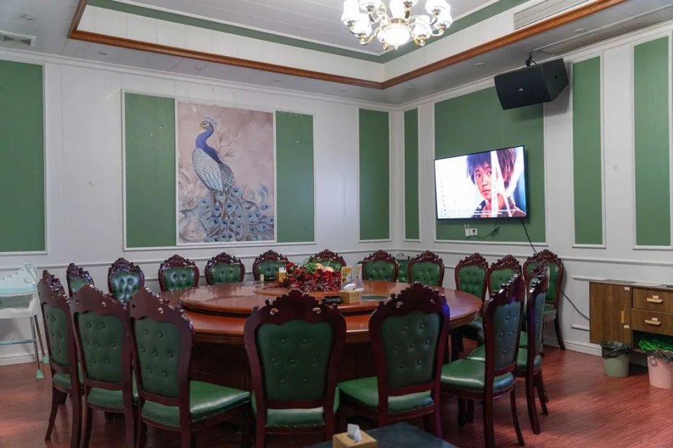 老西关炭炉羊肉煲，不给蘸酱！藏在村子里，门口停满豪车