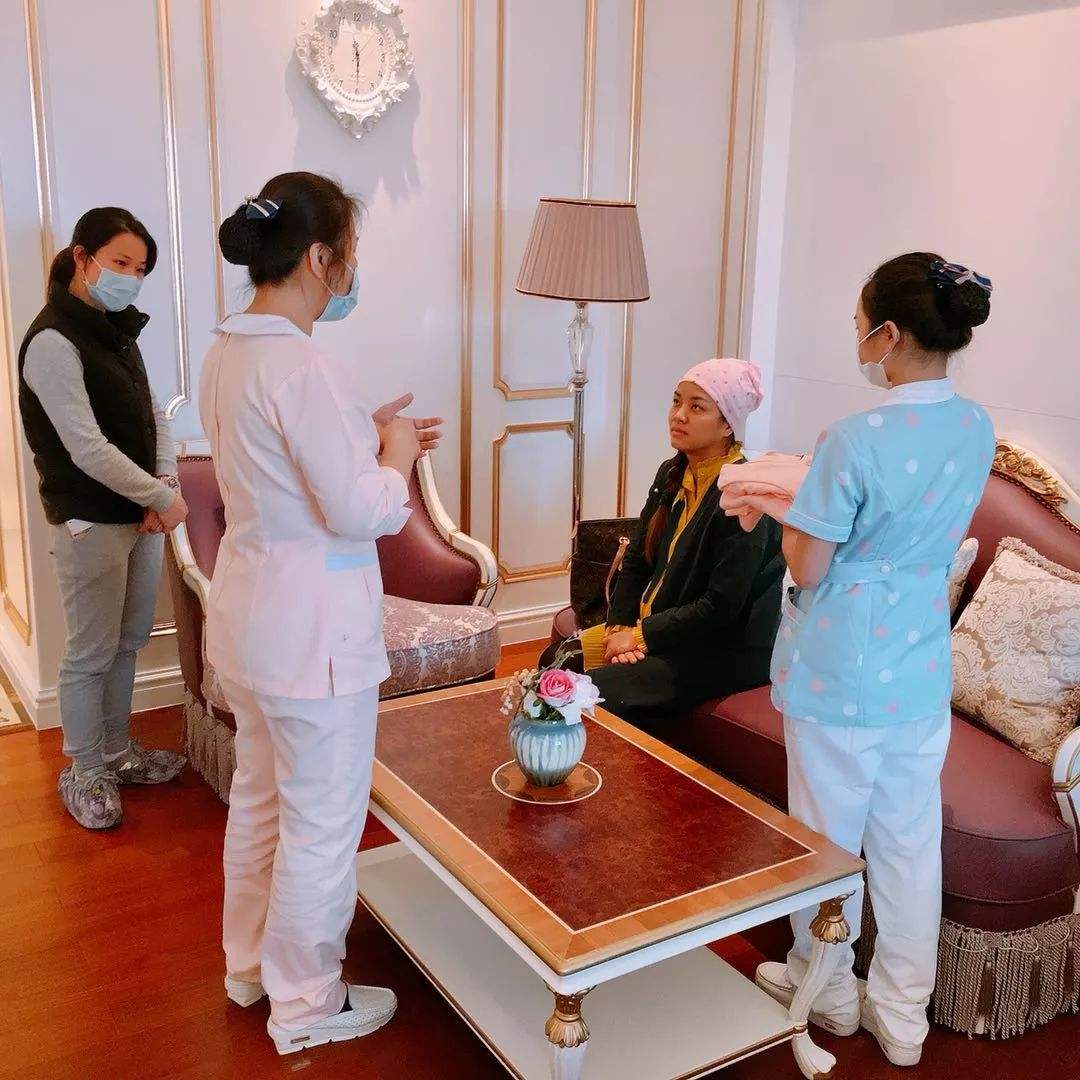 坐月子该不该请月嫂,坐月子请月嫂好还是家里人照顾好