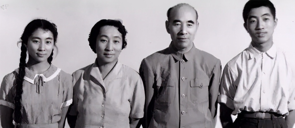 *荣臻聂**夫人张瑞华，为国40年没升职，独女成新中国第一位女中将