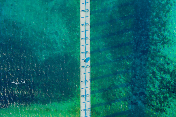 在海洋上与世隔绝的小岛,到大海里面就找一个小岛去生活