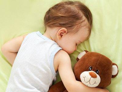 孩子长期趴着睡觉如何纠正,孩子老是趴着睡觉怎么纠正过来