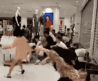 优衣库全员kaws抢衣,全员抢购优衣库kaws是真的吗