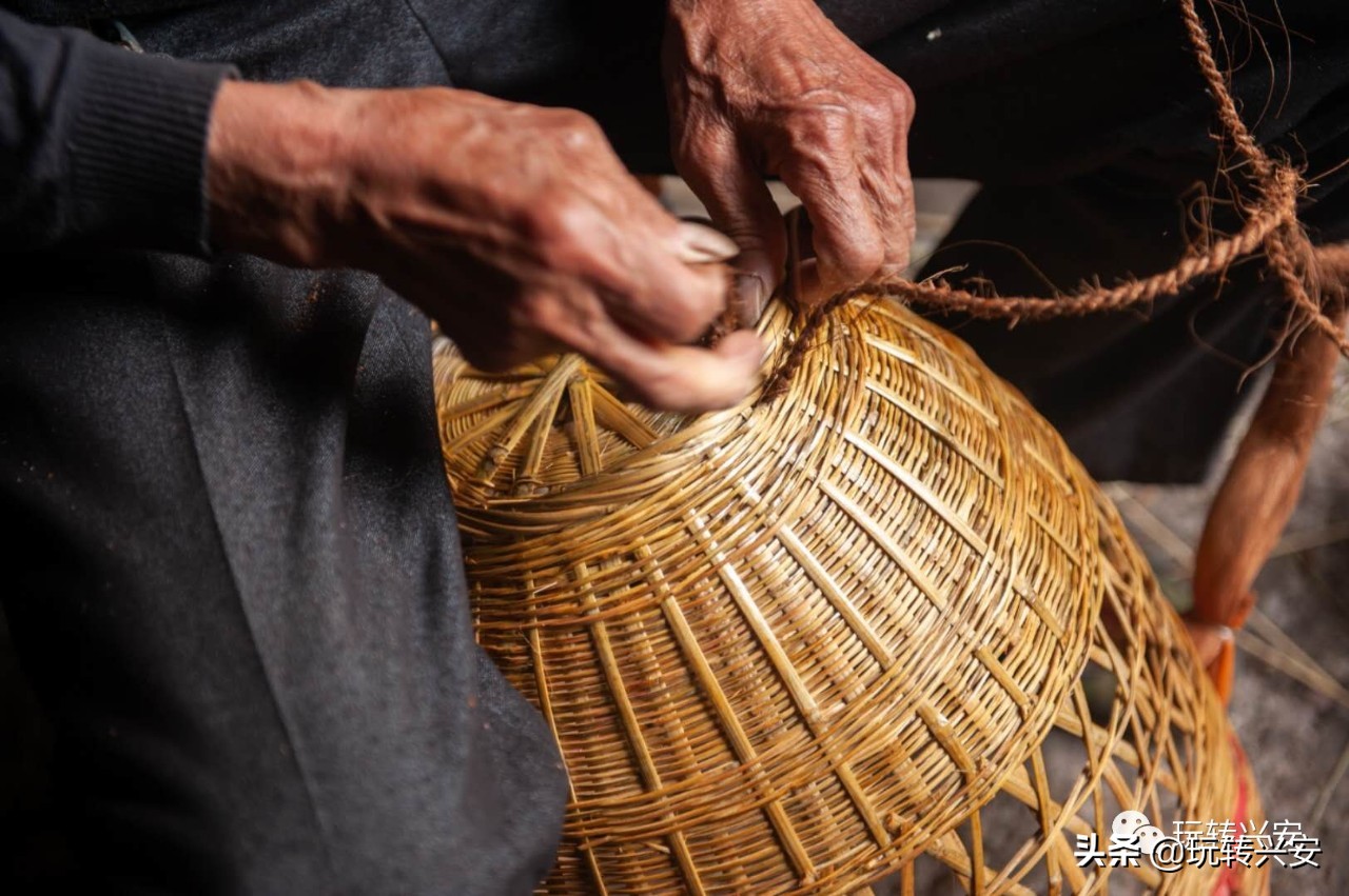 编织老匠人,73岁老人编织手艺