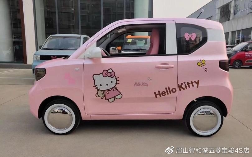 五菱宏光mini走街头,五菱宏光minievgameboy版试驾