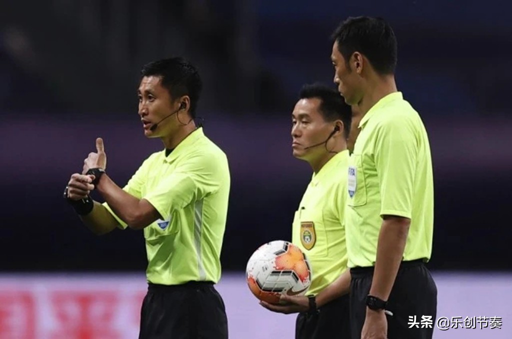 韩国裁判在中超走红！曾在场上救球员一命，听从马宁意见引来争议