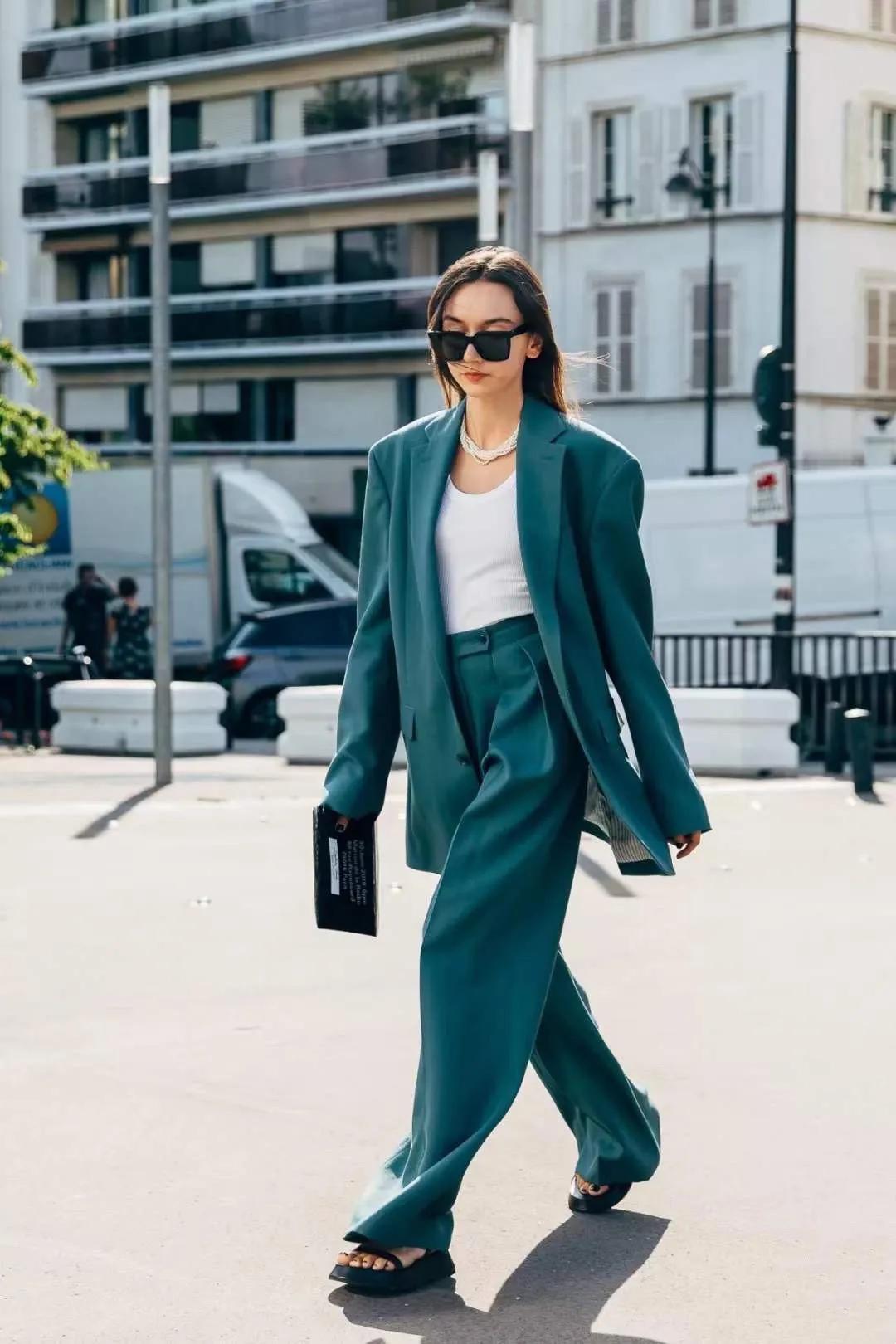 一套西装又正式又休闲,30-35岁女性春季穿搭西装