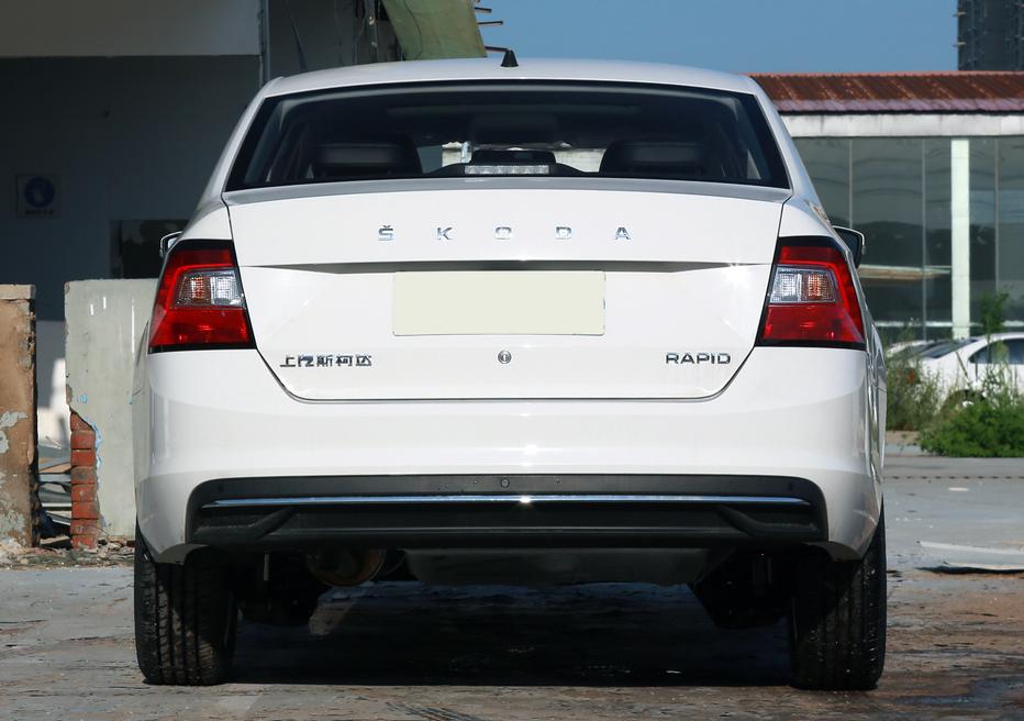 这合资底盘扎实,德系品质、桑塔纳*亲近**,油耗4毛,已跌至5.64万