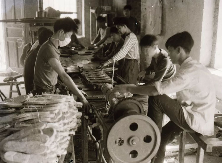 你的阿迪耐克可能是假的？原来鞋代购他们的货源都来自这里