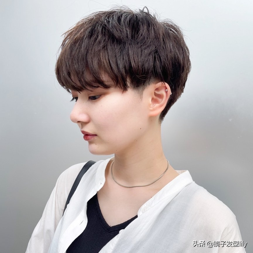 这才叫短发，效果就是不一样，你那只是把头发剪短了