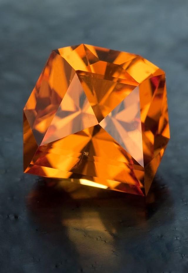 高端的石榴石宝石,石榴石是一种石榴籽般的晶体