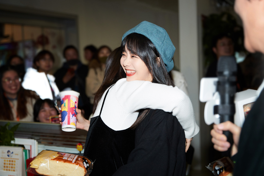 谭松韵针织衫配短裙少女感十足,谭松韵全黑造型