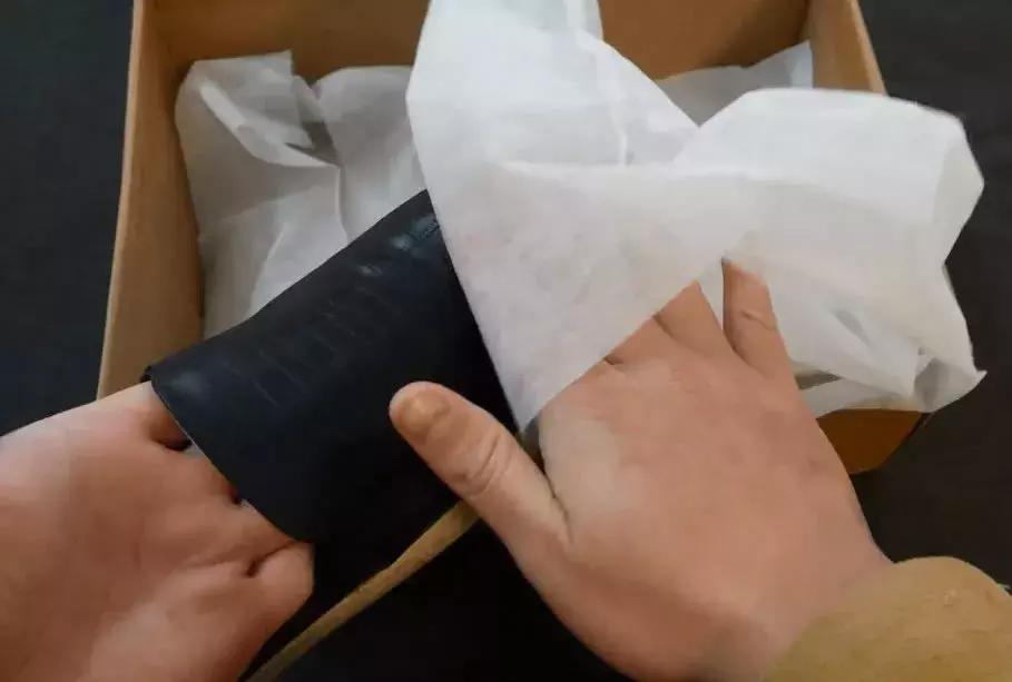 买了20年鞋,才知道鞋盒里的那层白布这么重要,以前太浪费了!