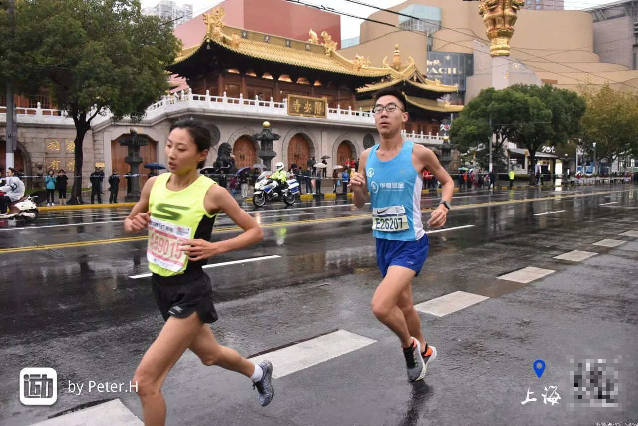 这个女生厉害了，用平均3分30秒的配速跑完上马