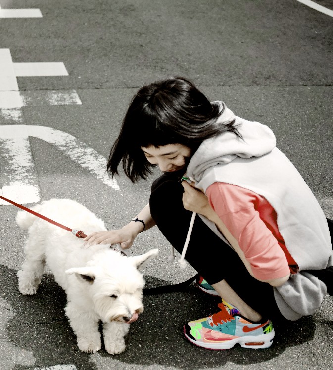 耐克出了款“彩虹鞋”，搭配今年很火的“无痕裤”穿，潮到飞起！