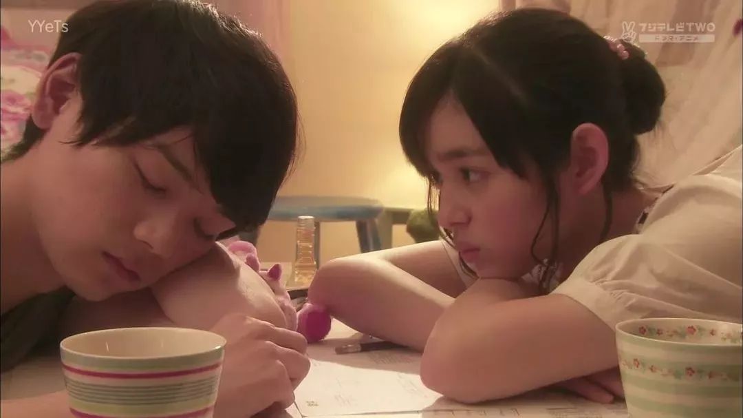 女生怎么做会让男人觉得很爱她,女生怎么让男生忍不住想吻她