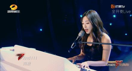 被迫成熟的张含韵，人缘好情商高，却不放大跟干爹刘德华的关系