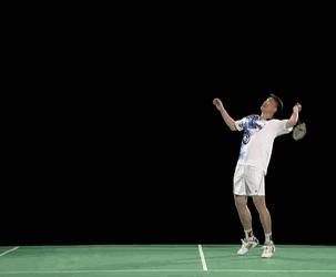 羽毛球高远球如何发力才正确,注意这4个动作让击球不再啃地