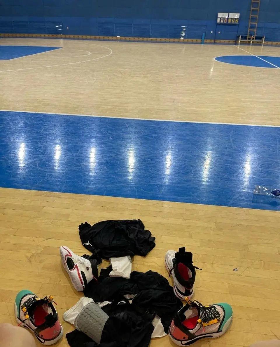 阿迪达斯签约胡明轩了吗,胡明轩代言阿迪事件