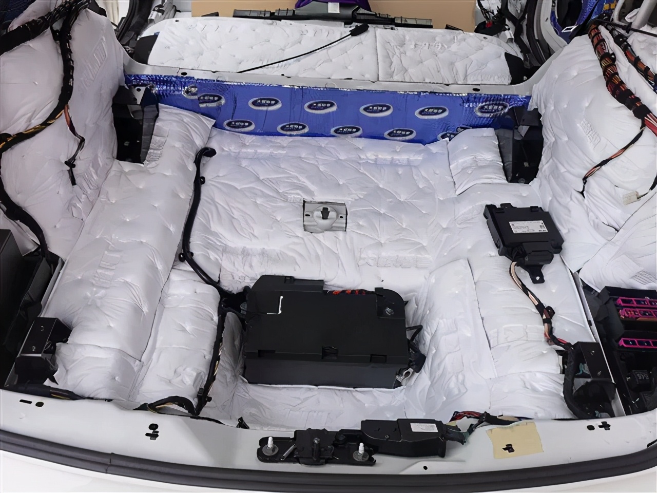 奥迪q5音响改装三分频,奥迪q5改装顶级音响案例视频