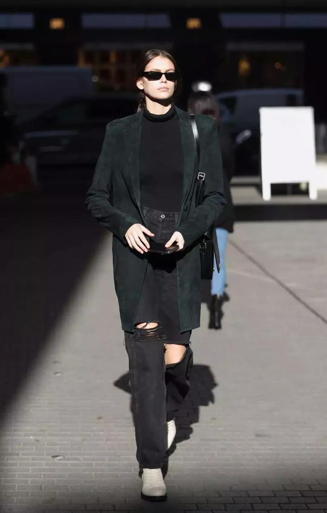 破洞牛仔裤居然被妈妈缝起来了,妈妈把破洞牛仔裤补好了